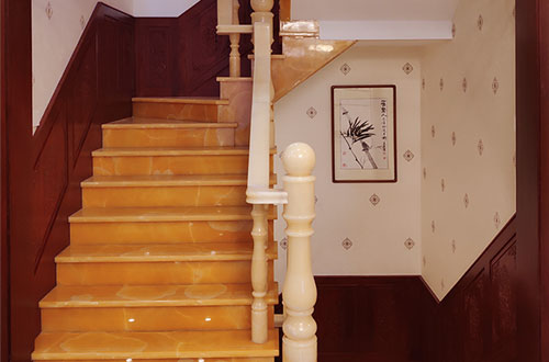 开福中式别墅室内汉白玉石楼梯的定制安装装饰效果